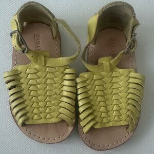 Zara baby girl’s Mustard Woven Sandals.  Size 2 to 3 US - 18 Eur.